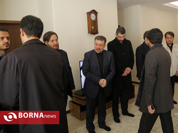حضور معاون وزیر ورزش و جوانان در منزل شهیدان ابو مهدی المهندس و حسین جعفری نیا