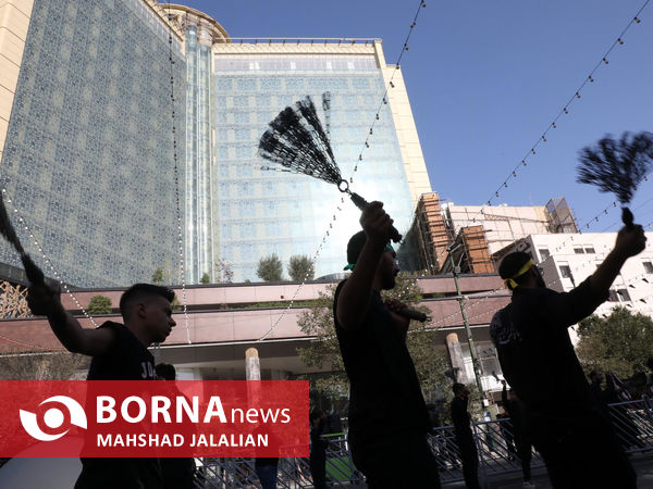 عزاداری زائران و مجاوران امام هشتم(ع) در خیابان های منتهی به حرم رضوی