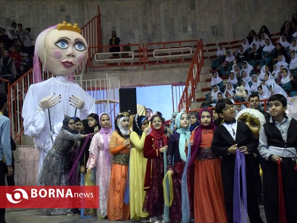 شادپیمایی عروسک‌ها در سالن امام خمینی‌(ره) کرمانشاه