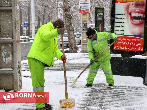تلاش عوامل شهرداری برای برف روبی سطح شهر ارومیه