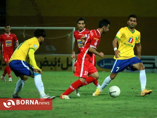 دیدار تیم های فوتبال صنعت نفت - پرسپولیس
