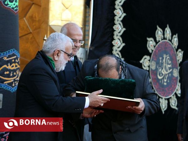 آيين تعويض پرچم گنبد منور رضوی
