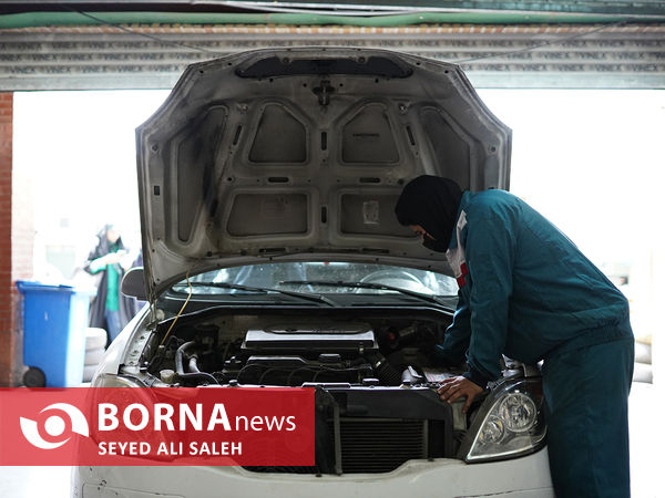 الهام مسعودی - مکانیک زن  در اولین تعمیرگاه خودرو ویژه بانوان در مرکز معاینه فنی آبشناسان