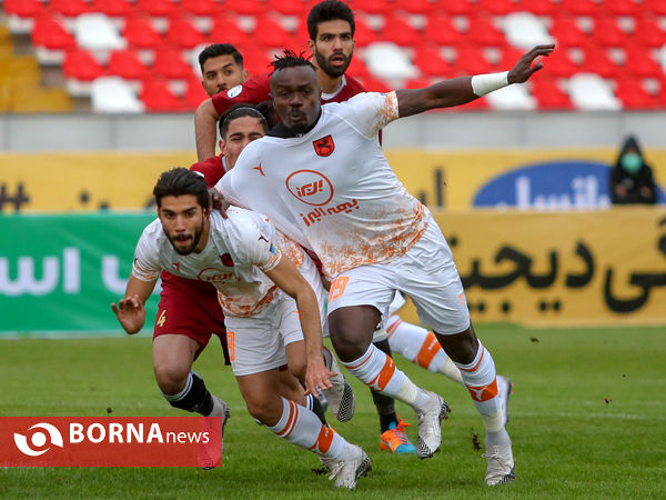 دیدار تیم های پدیده مشهد و مس رفسنجان