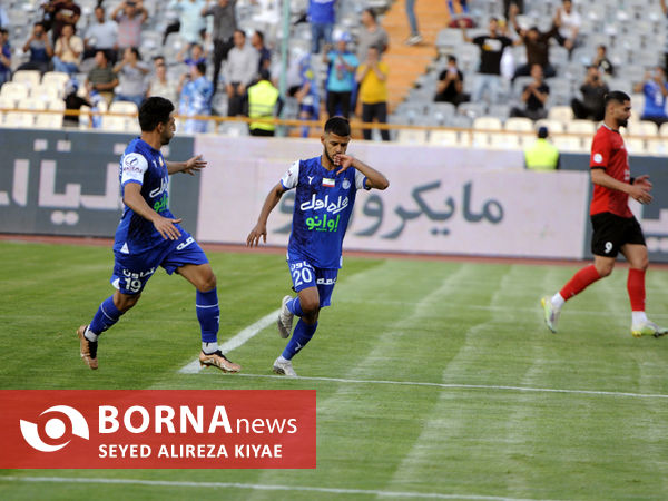 دیدار تیم های فوتبال استقلال 7 تراکتور 1