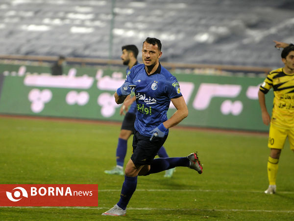 دیدار تیم های فوتبال  استقلال - نود ارومیه