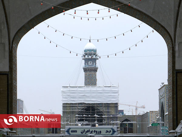 مشهد زیر چتر برف