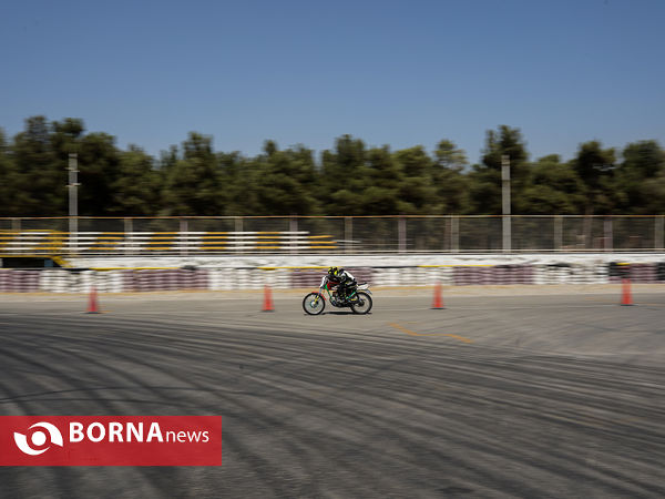 مسابقه درگ موتورسواری بانوان