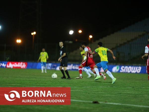 دیدار تیم های فوتبال صنعت نفت - پرسپولیس