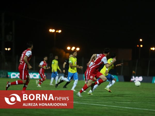 دیدار تیم های فوتبال صنعت نفت - پرسپولیس