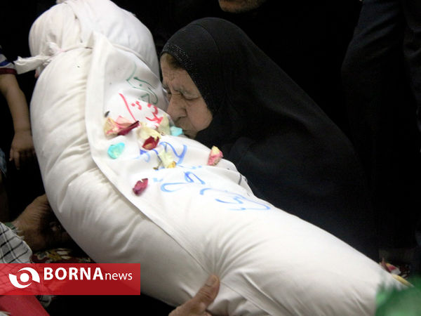 وداع خانواده شهید محمد قایدی با فرزندشان پس از 32 سال فراق