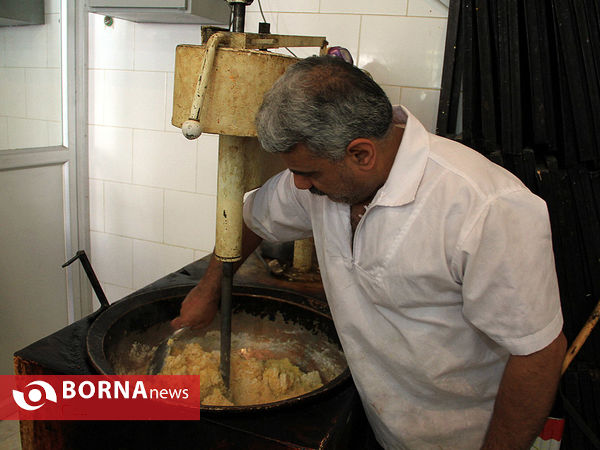 پخت زولبیا و بامیه در ماه رمضان در زرقان فارس