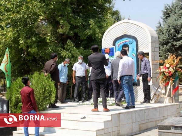عطر افشانی مزار خبرنگارشهید محمود صارمی دربروجرد