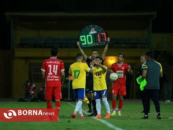دیدار تیم های فوتبال صنعت نفت - پرسپولیس