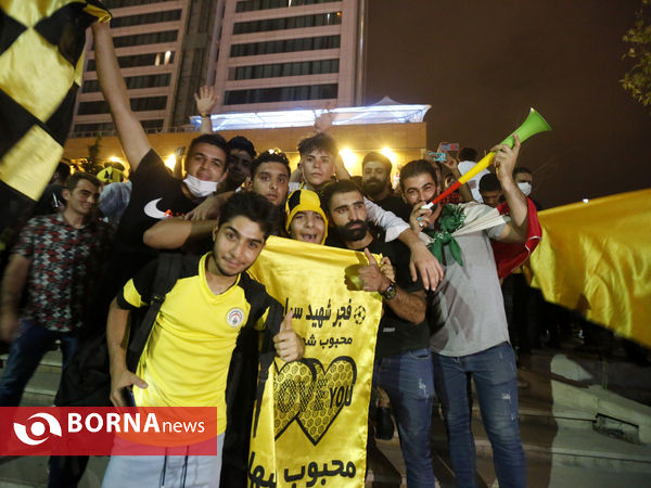 شادی خیابانی مردم شیراز در پی صعود تیم فجر شهید سپاسی به لیگ برتر