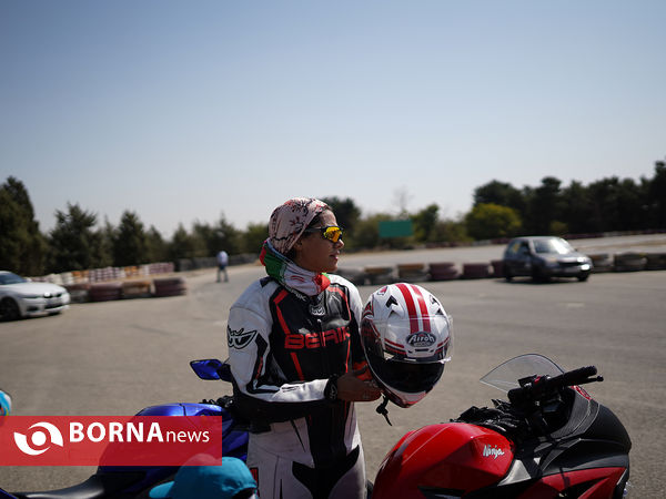 مسابقه درگ موتورسواری بانوان