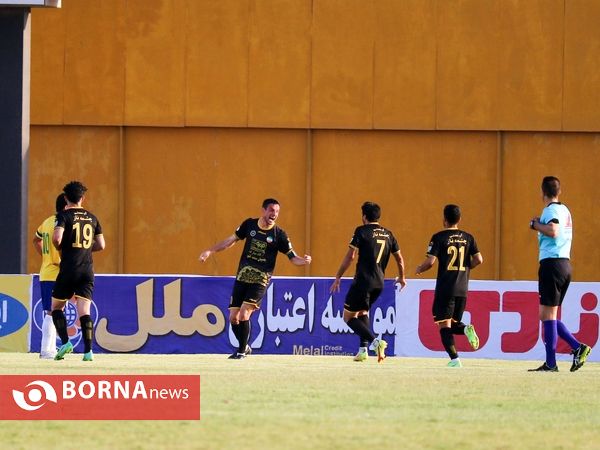 دیدار تیم های فوتبال صنعت نفت - سپاهان