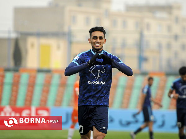 دیدار تیم های فوتبال پیکان - سایپا