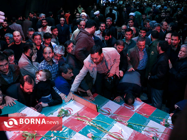 نخستین دیدار خانواده های هشت شهید دفاع مقدس با پیکر مطهر شهدایشان