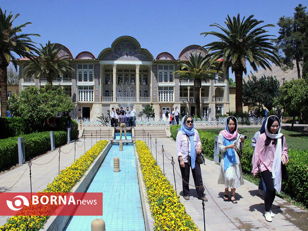گردشگران خارجی در باغ ارم شیراز