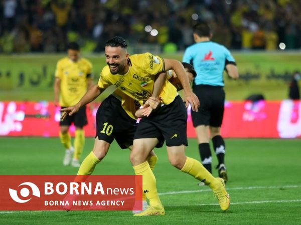 دیدار تیم های فوتبال سپاهان - پیکان