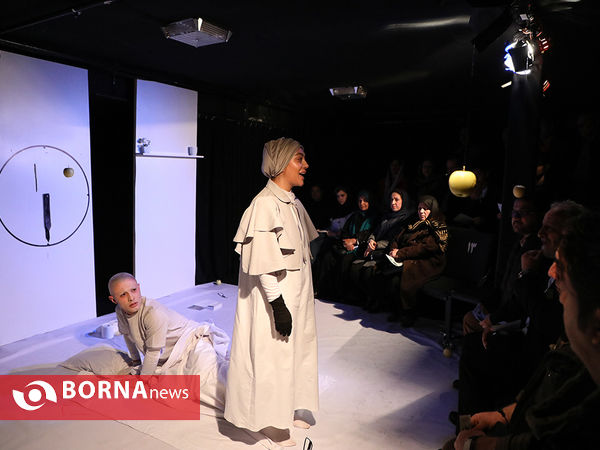 نمایش "تنها خدا حق دارد بیدارم کند"