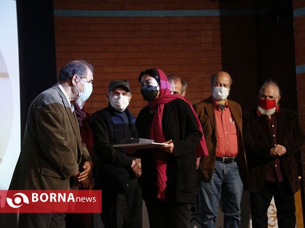 اهدا نشان  مانا و مانی انجمن هنرمندان نقاش ایران