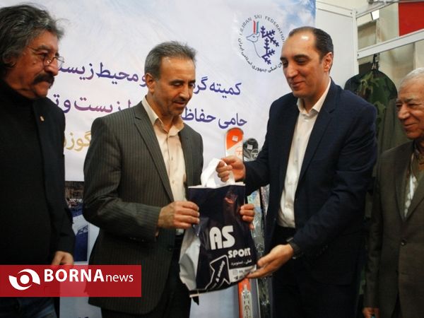 بازدید رییس فدراسیون اسکی از غرفه گردشگری ورزشی در نمایشگاه بین المللی