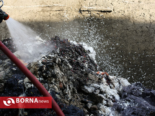آتش سوزی انبار پنبه در خیابان مولوی تهران