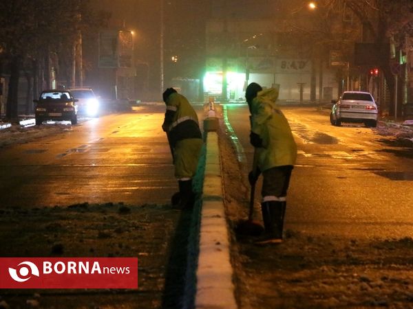 پاکسازی معابر برفی شهر ارومیه توسط عوامل شهرداری