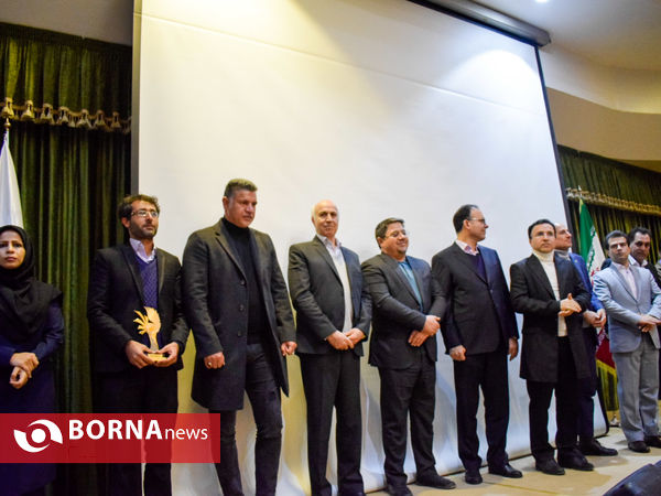 اهدای تندیس مهر حقوق بشر به علی دایی اسطوره فوتبال ایران در کرمانشاه
