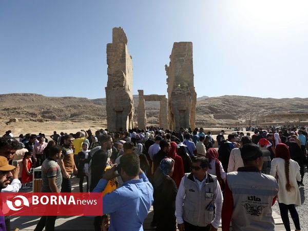میهمانان نوروزی در تخت جمشید