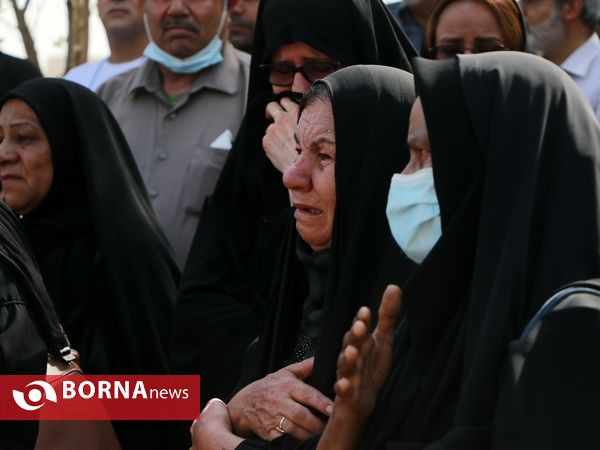 خاکسپاری جانباختگان متروپل در قطعه ورزشکاران بهشت رضای آبادان