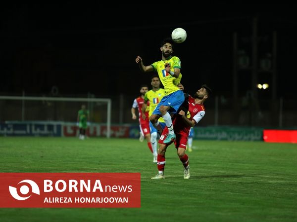 دیدار تیم های فوتبال صنعت نفت - پرسپولیس