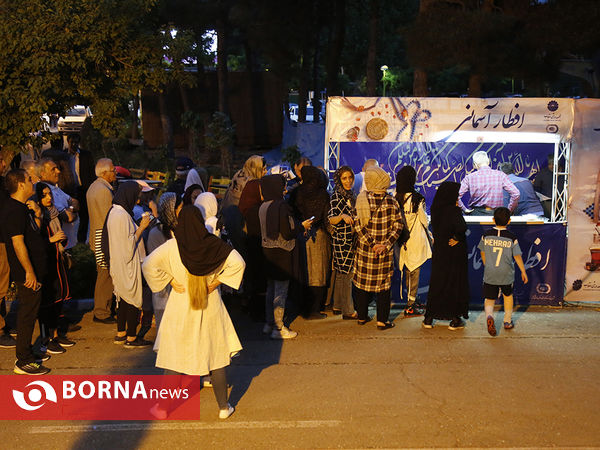 افطاری ساده در باشگاه انقلاب