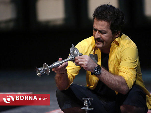نمایش  خروس می خواند