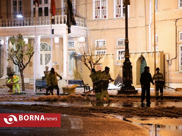 پاکسازی معابر برفی شهر ارومیه توسط عوامل شهرداری