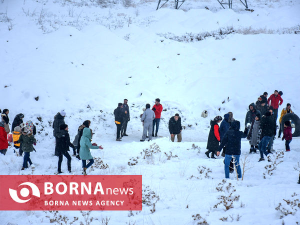 خوشحالی مردم اراک با بارش اولین برف زمستانی در منطقه‌ی گردشگری دره گردو
