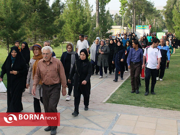 پیاده روی خانوادگی به مناسبت عید مبعث در شیراز ‎