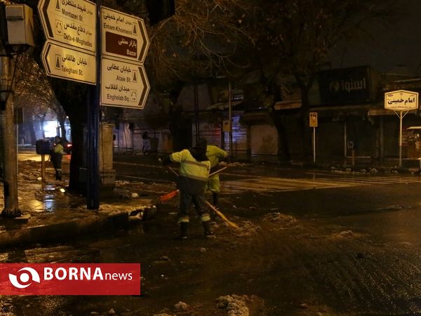 پاکسازی معابر برفی شهر ارومیه توسط عوامل شهرداری