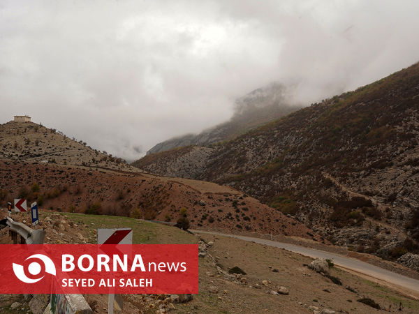 ییلاق اوپرت دیواره‌ی اوپرت را به شمال‌شرقی قله‌ی خرو نرو متصل می‌کند که بخش شمالی آن مرز بین جنگل‌های هیرکانی در شمال و دشت کویری در جنوب است