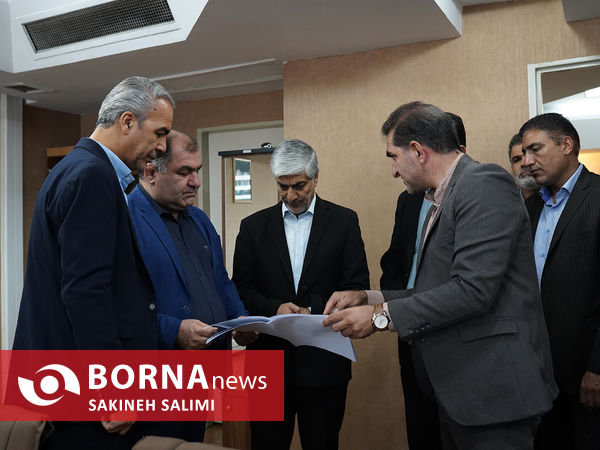  بازدید کیومرث هاشمی از ساختمان شماره ۲ وزارت ورزش و جوانان 