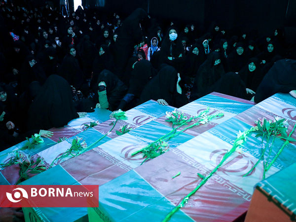 نخستین دیدار خانواده های هشت شهید دفاع مقدس با پیکر مطهر شهدایشان