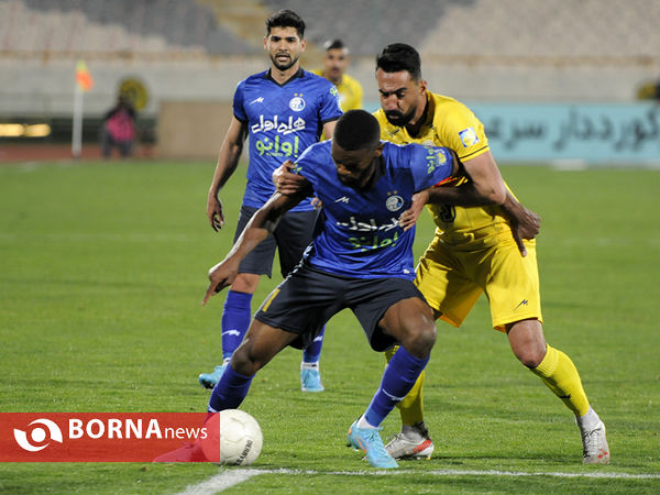 دیدار تیم های فوتبال استقلال - فجرسپاسی