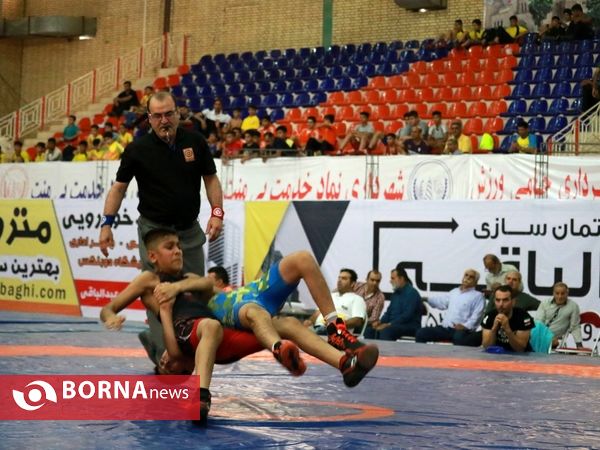 فینال و اهداء مدال مسابقات کشتی خردسالان قهرمان کشوری در آبادان