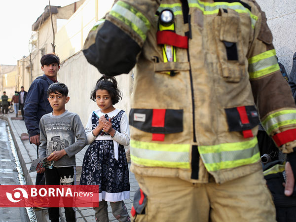 آتش سوزی انبار پنبه در خیابان مولوی تهران