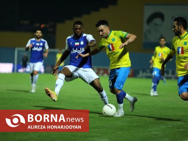 دیدار تیم های فوتبال صنعت نفت - استقلال