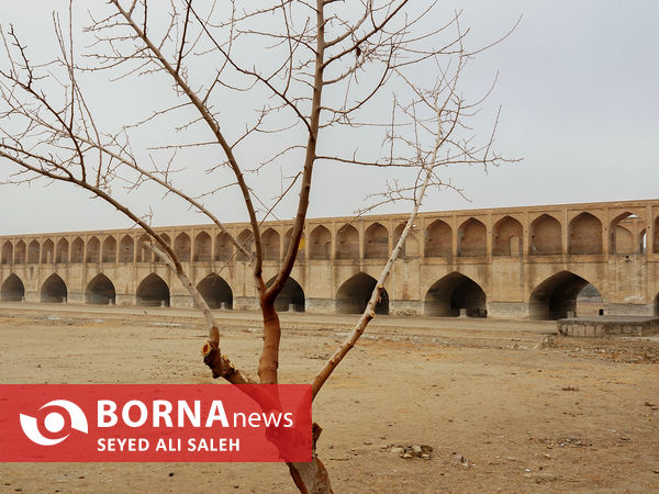 نمایی از سی و سه پل اصفهان در زمستان ۱۴۰۱