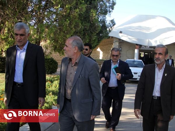 ورود معاون رییس جمهور و رییس سازمان بنیاد شهید و امور ایثارگران به شیراز