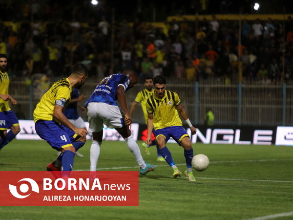 دیدار تیم های فوتبال نفت مسجدسلیمان - استقلال